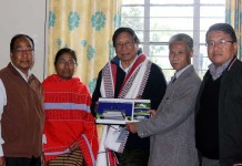 Meitei-Naga friction can be resolved only by mutual understanding: Muivah The MNF team handing over a photograph of the twin statues of Oja Akaba and Oja Suisa to Th Muivah.