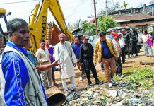 Speaker inspects flooded areas