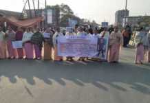 Locals block Uripok Kangchup road demanding justice for Pravish Chanam